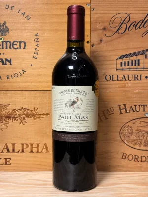 Fles Paul Mas Vignes de Nicole Cabernet Syrah – Franse rode wijn met zwart fruit, houttonen en fluweelzachte tannines.