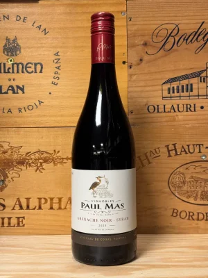 Fles Paul Mas Grenache Noir Syrah rode wijn uit de Languedoc met donkerrode kleur en klassiek label