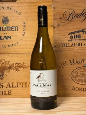 Fles Paul Mas Chardonnay met goudgele wijn en elegant etiket, witte wijn uit Zuid-Frankrijk