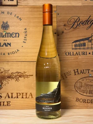 Fles Schmitges Rivaner witte wijn met lichtgele kleur en elegant modern label uit de Moezel