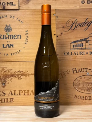 Fles Schmitges Grauschiefer Riesling Trocken met elegante, droge witte wijn uit de Moezel op grijze leisteenbodem
