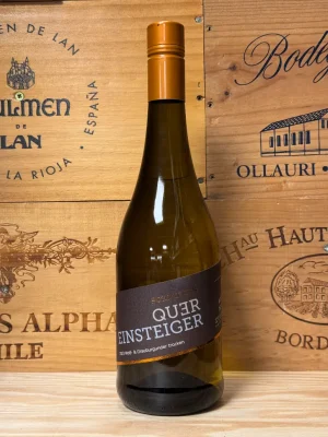 Fles Schmitges Quereinsteiger Weiß- & Grauburgunder met lichtgele wijn en modern etiket uit de Moezel