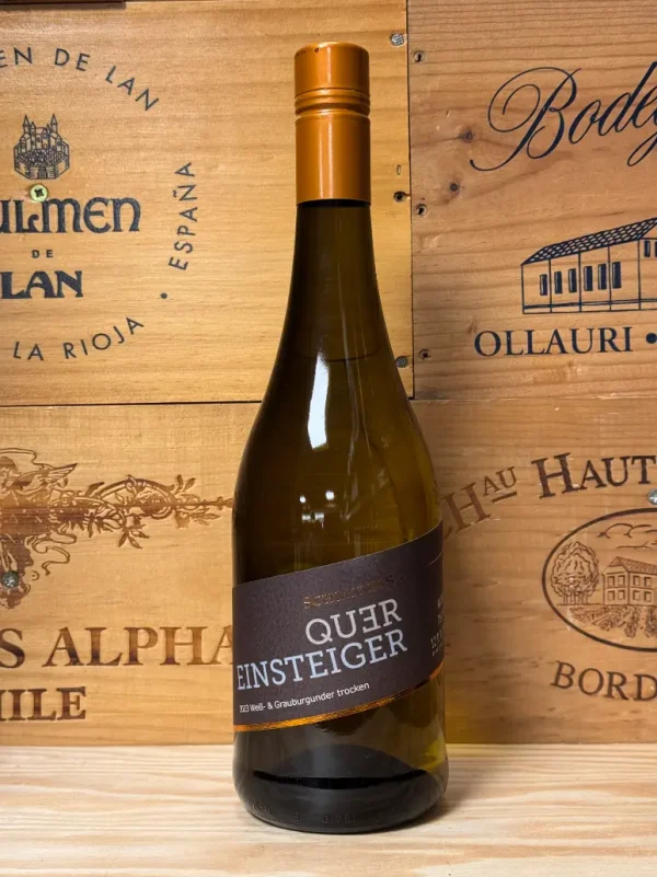 Fles Schmitges Quereinsteiger Weiß- & Grauburgunder met lichtgele wijn en modern etiket uit de Moezel