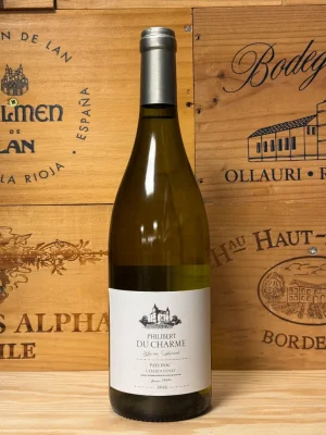 Fles Philibert du Charme Chardonnay met goudgele kleur en elegante aroma’s van peer, banaan, vanille en hout