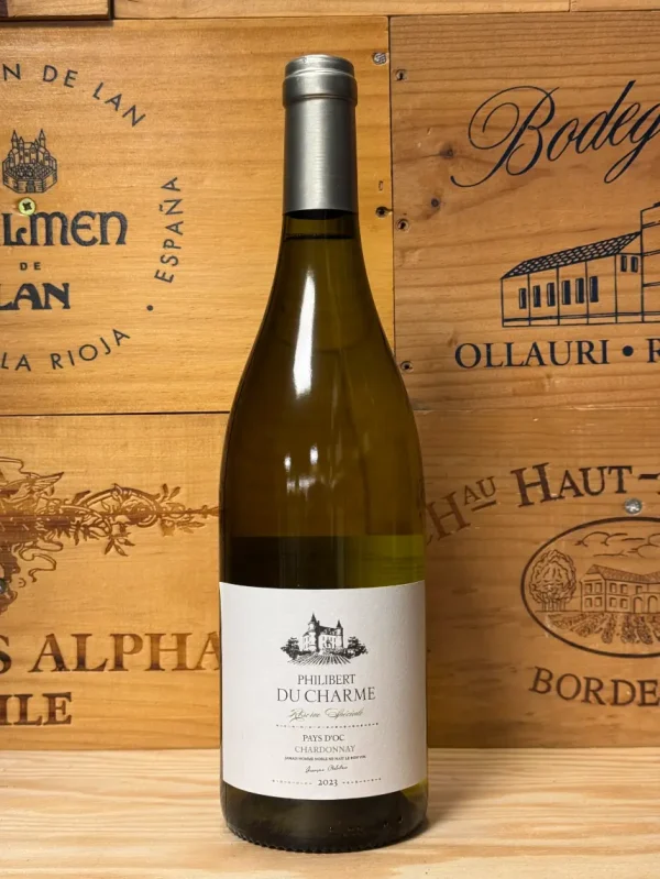 Fles Philibert du Charme Chardonnay met goudgele kleur en elegante aroma’s van peer, banaan, vanille en hout