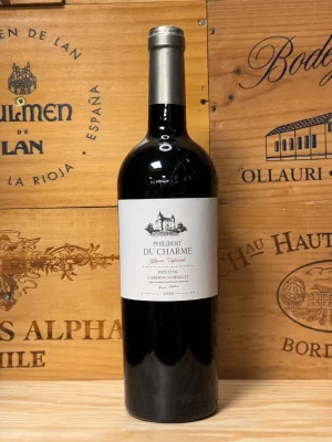 Fles Philibert du Charme Cabernet Merlot met diepe rode kleur en aroma’s van hout, chocolade en rijp fruit