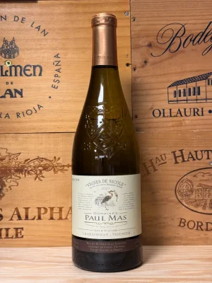 Fles Paul Mas Vignes de Nicole Chardonnay Viognier met goudgele wijn en klassiek Frans etiket