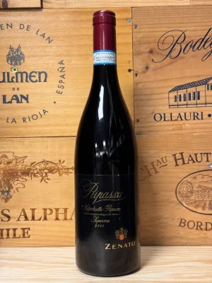 Fles Zenato Ripassa Valpolicella Superiore – diepe rode wijn met pruimen, vijgen, cacao en zachte tannines, gerijpt op hout.
