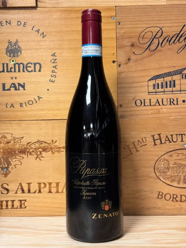 Fles Zenato Ripassa Valpolicella Superiore – diepe rode wijn met pruimen, vijgen, cacao en zachte tannines, gerijpt op hout.