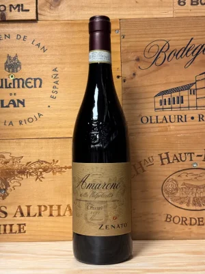 Fles Zenato Amarone della Valpolicella – volle rode wijn met kersen, chocolade en kruiden, 30 maanden gerijpt op eikenhout.