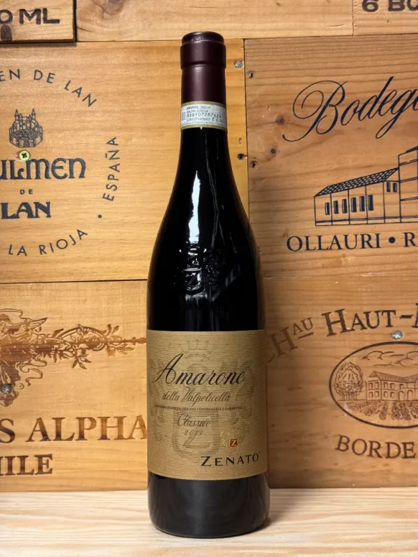 Fles Zenato Amarone della Valpolicella – volle rode wijn met kersen, chocolade en kruiden, 30 maanden gerijpt op eikenhout.