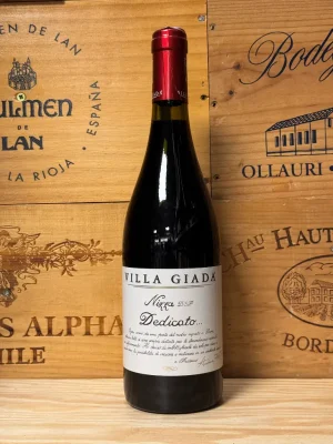 Fles Villa Giada Dedicato Barbera Nizza Riserva DOCG – krachtige rode wijn met hout, kersen, balsamico en cacao uit Agliano Terme