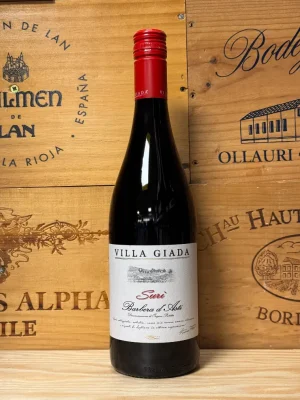 Fles Villa Giada Barbera d’Asti Suri – robijnrode Barbera uit Piemonte met zachte tannines, kersenaroma’s en kruidige afdronk