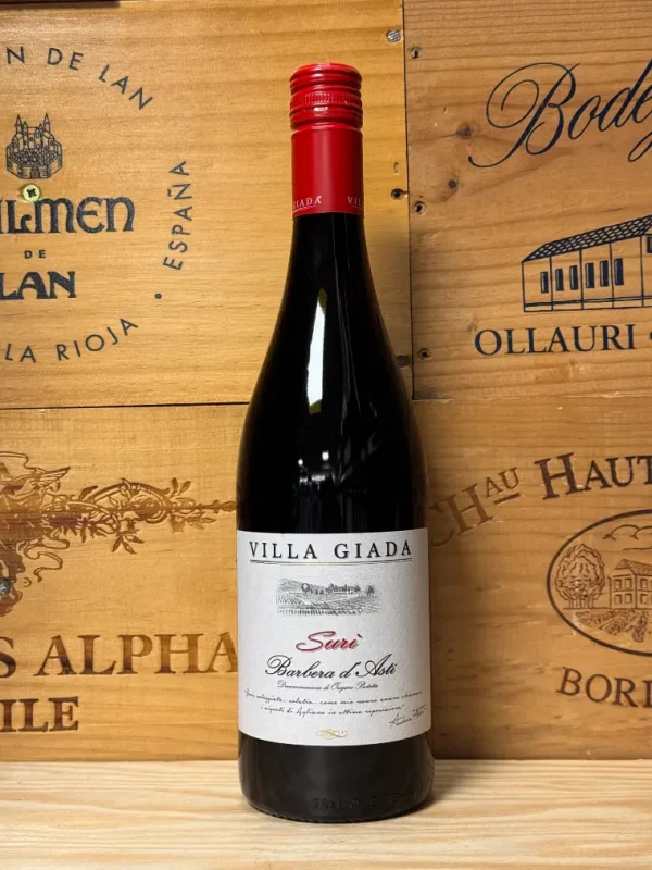 Fles Villa Giada Barbera d’Asti Suri – robijnrode Barbera uit Piemonte met zachte tannines, kersenaroma’s en kruidige afdronk