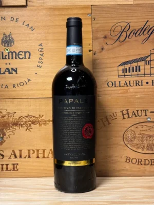 Fles Varvaglione Papale Primitivo di Manduria rode wijn met rijke smaak van pruimen, cacao en specerijen