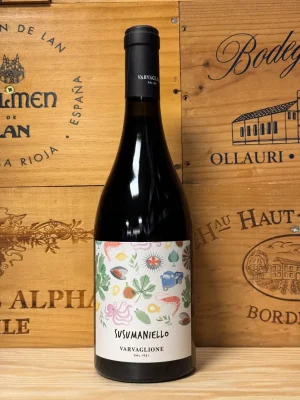 Fles Varvaglione Susumaniello Rosso IGT met donkerrode kleur en aroma’s van pruimen, specerijen en balsamico