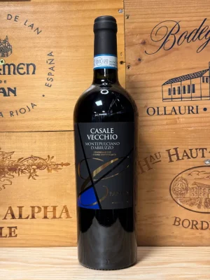 Fles Casale Vecchio Montepulciano d'Abruzzo met dieprode kleur en Italiaanse elegantie