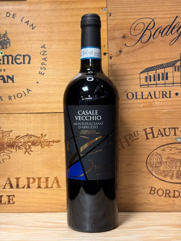 Fles Casale Vecchio Montepulciano d'Abruzzo met dieprode kleur en Italiaanse elegantie