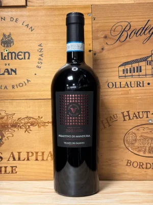 Fles Leggenda Primitivo di Manduria met diepe rode kleur, krachtige Italiaanse wijn uit oude wijnstokken