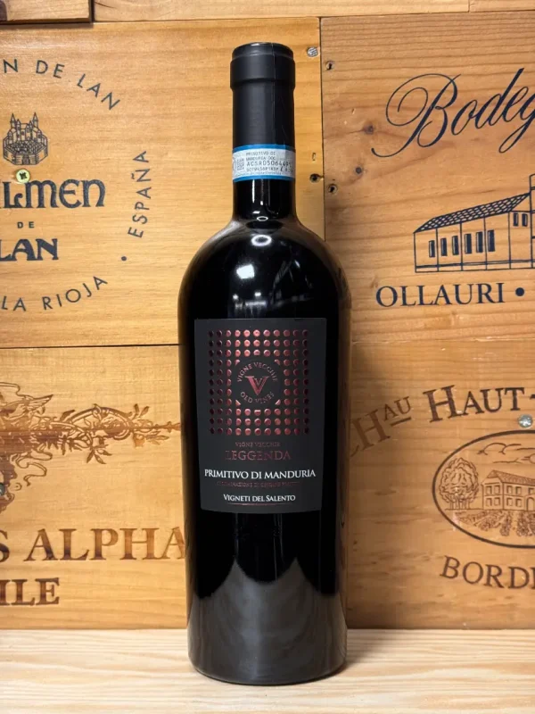 Fles Leggenda Primitivo di Manduria met diepe rode kleur, krachtige Italiaanse wijn uit oude wijnstokken