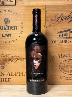 Fles Biscardo Enigma Appassimento met diepe kleur en tonen van zwart fruit, hout en zachte tannines