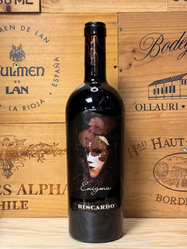Fles Biscardo Enigma Appassimento met diepe kleur en tonen van zwart fruit, hout en zachte tannines