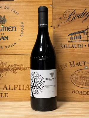 Fles Bel Colle Nebbiolo d’Alba met robijnrode kleur, aroma van viooltjes en elegante structuur