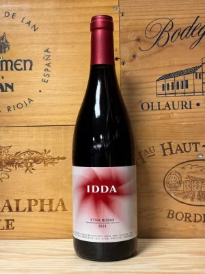 Fles IDDA Etna Rosso met robijnrode kleur en aroma’s van vulkanische kruiden, jeneverbes en zwarte bessen