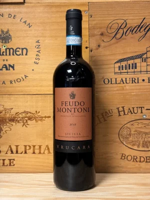 Fles Feudo Montoni Vrucara met diepe kleur en complexe aroma’s van kruiden, chocolade en rijp rood fruit