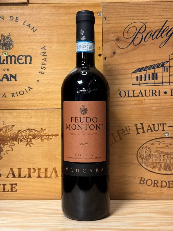 Fles Feudo Montoni Vrucara met diepe kleur en complexe aroma’s van kruiden, chocolade en rijp rood fruit