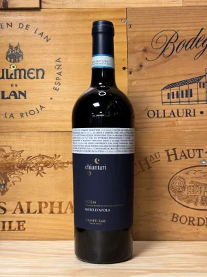 Fles Chiantari Nero d’Avola met robijnrode kleur en aroma’s van rood fruit, balsamico en florale tonen