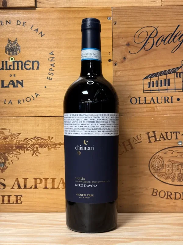 Fles Chiantari Nero d’Avola met robijnrode kleur en aroma’s van rood fruit, balsamico en florale tonen