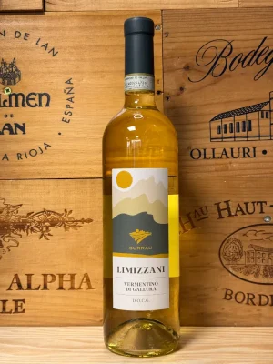 Fles Surrau Limizzani Vermentino di Gallura met lichtgele wijn, frisse uitstraling en elegante witte etikettering