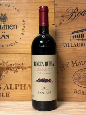 Fles Santadi Rocca Rubia Riserva met diepe robijnrode kleur en aroma’s van bramen, leer, vanille en mediterrane kruiden