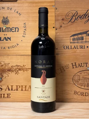 Fles Santadi Noras Cannonau di Sardegna met diepe robijnrode kleur en aroma’s van bramen, chocolade en mediterrane kruiden