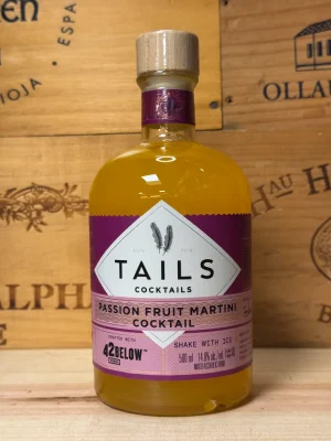 Fles Tails Passion Fruit Martini met elegante gouden accenten en tropische cocktailuitstraling