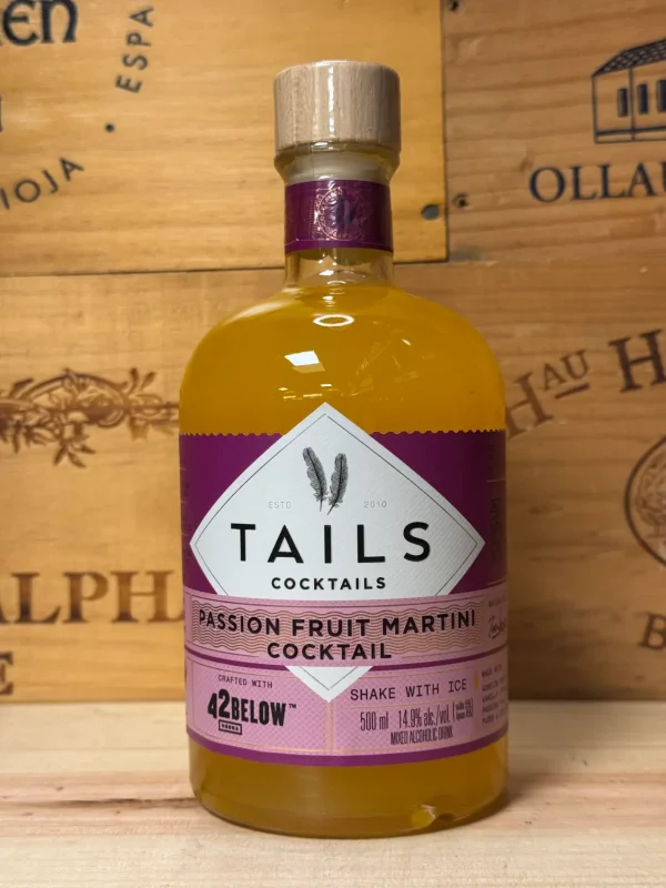 Fles Tails Passion Fruit Martini met elegante gouden accenten en tropische cocktailuitstraling
