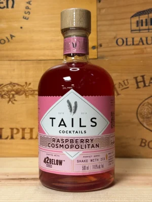 Fles Tails Raspberry Cosmopolitan met roze cocktailkleur en stijlvolle uitstraling, klaar om te serveren