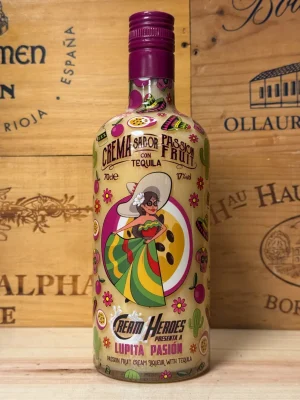 Fles Cream Heroes Lupita Pasión met kleurrijk design en tropische uitstraling, passievrucht-likeur met tequila
