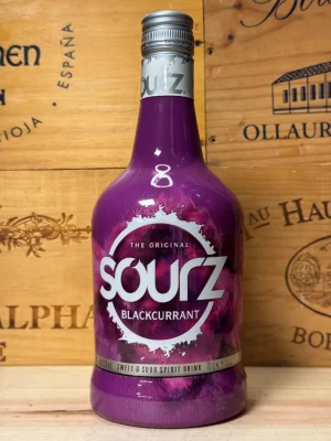 Fles Sourz Blackcurrant – paarse likeur met smaak van zwarte bessen, perfect voor shots en zomerse mixdrankjes