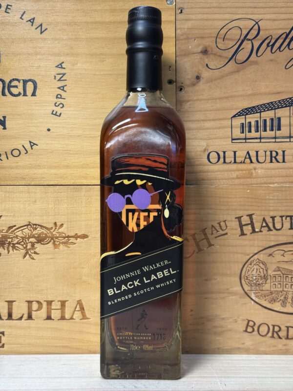 Johnnie Walker Black Label Andy Gellenberg X AI – limited edition whiskyfles met uniek AI-ontwerp en individueel flesnummer.