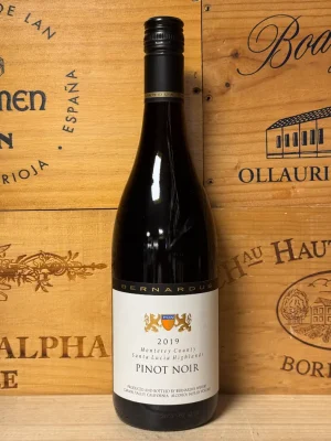 Fles Bernardus Pinot Noir Santa Lucia Highlands – rode wijn met kersen, cranberry en kruidige afdronk uit Monterey County