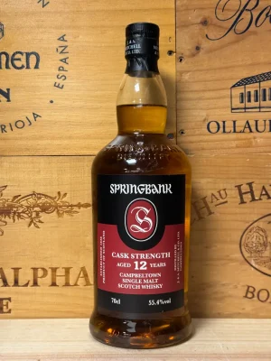 Fles Springbank 12 Years Old Cask Strength 2021 single malt whisky met turf, sherryinvloed en krachtige smaak