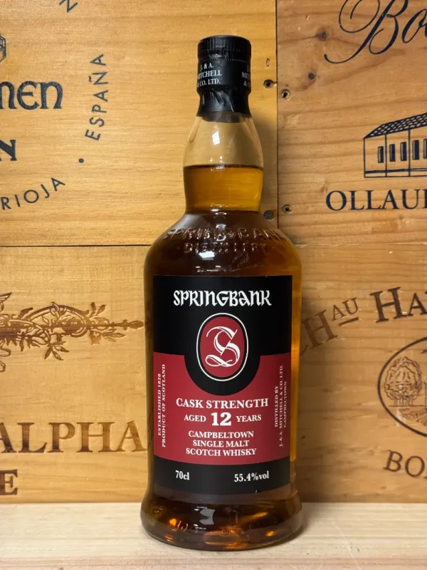 Fles Springbank 12 Years Old Cask Strength 2021 single malt whisky met turf, sherryinvloed en krachtige smaak