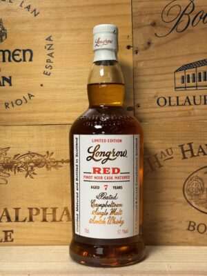 Fles Longrow Red 7 Years Old Pinot Noir Cask Matured whisky met rode wijn finish en rokerige complexiteit