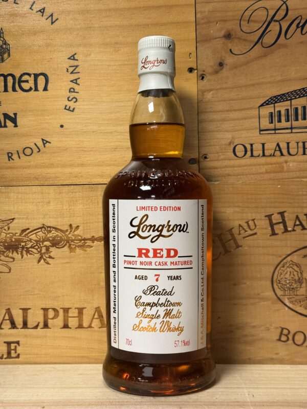 Fles Longrow Red 7 Years Old Pinot Noir Cask Matured whisky met rode wijn finish en rokerige complexiteit