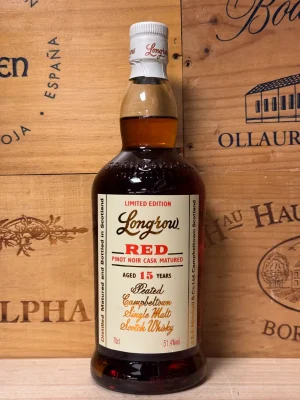 Fles Longrow Red 15 Years Old Pinot Noir Cask Matured whisky met turf, rood fruit en elegante wijninvloed