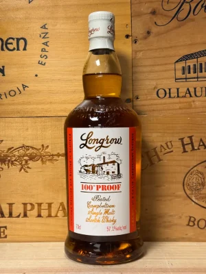 Fles Longrow Red 100 Proof Batch No. 1 whisky met turf, rood fruit en 57,1% alcohol in elegante wijnvatrijping
