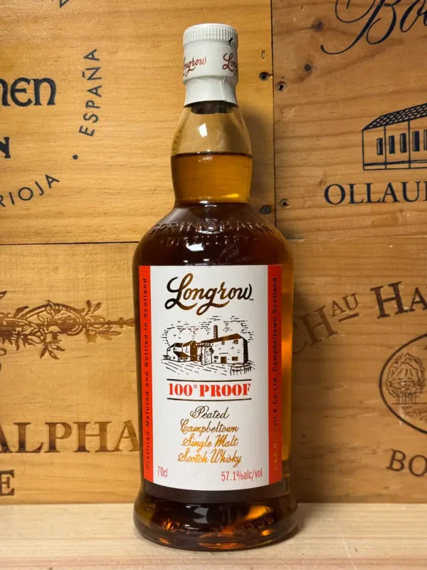 Fles Longrow Red 100 Proof Batch No. 1 whisky met turf, rood fruit en 57,1% alcohol in elegante wijnvatrijping
