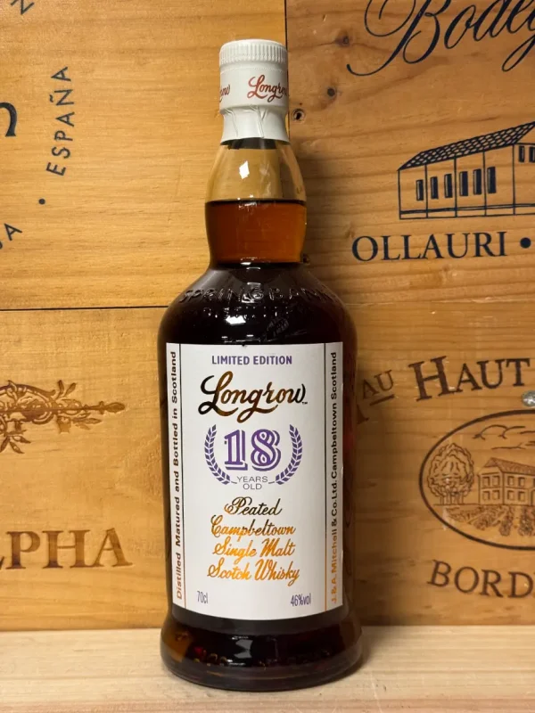 Fles Longrow 18 Years Old 2024 single malt whisky met turf, maritieme tonen en romige diepgang